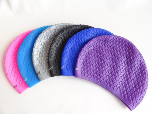 游泳戴硅膠的好還是布的好，硅膠泳帽和布泳帽哪個(gè)更舒服？